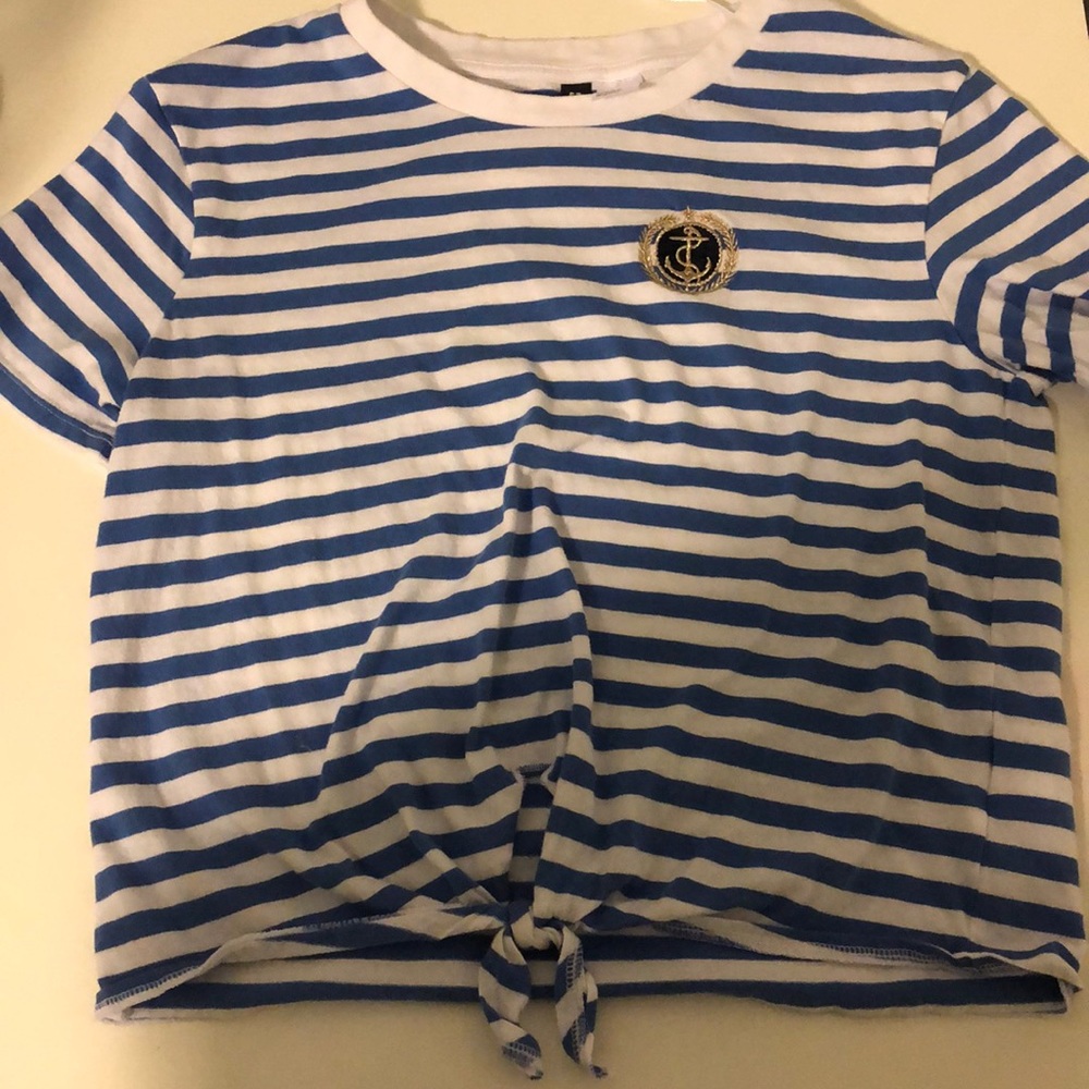 blue and white stripped cropped T-shirt